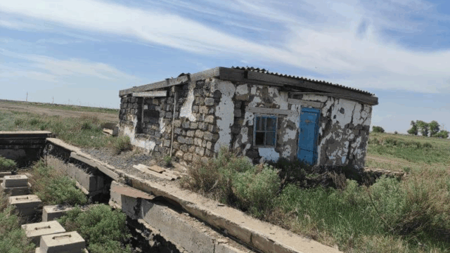 Жалпы ауданы 1738 ш.м. болатын ғимараттар мен құрылыстар кешені және 0,2742 га жер учаскелері